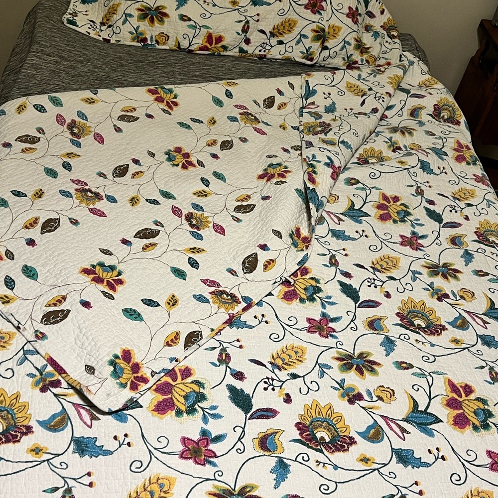 Elegant Floral Quilt Set with Multicolor Design